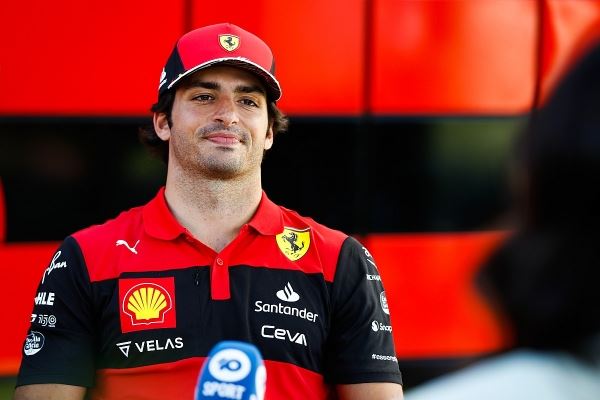 Официально: Сайнс подписал новый контракт с Ferrari