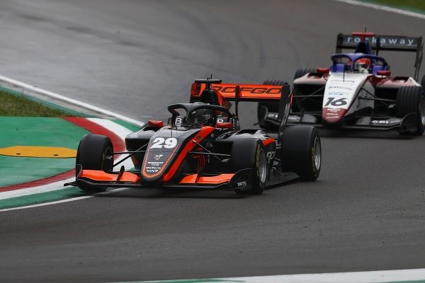 Колапинто выиграл богатый на аварии спринт Ф3 в Имоле
