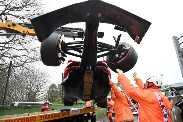 Техника: авария Сайнса позволила изучить Ferrari F1-75 снизу
